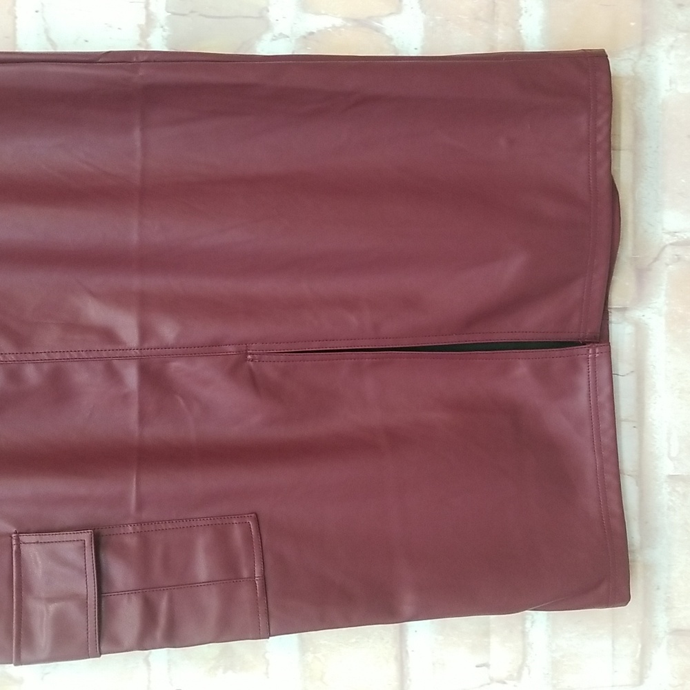 Chic Burgundy Faux Leather Pencil Skirt - Picture 3 of 9